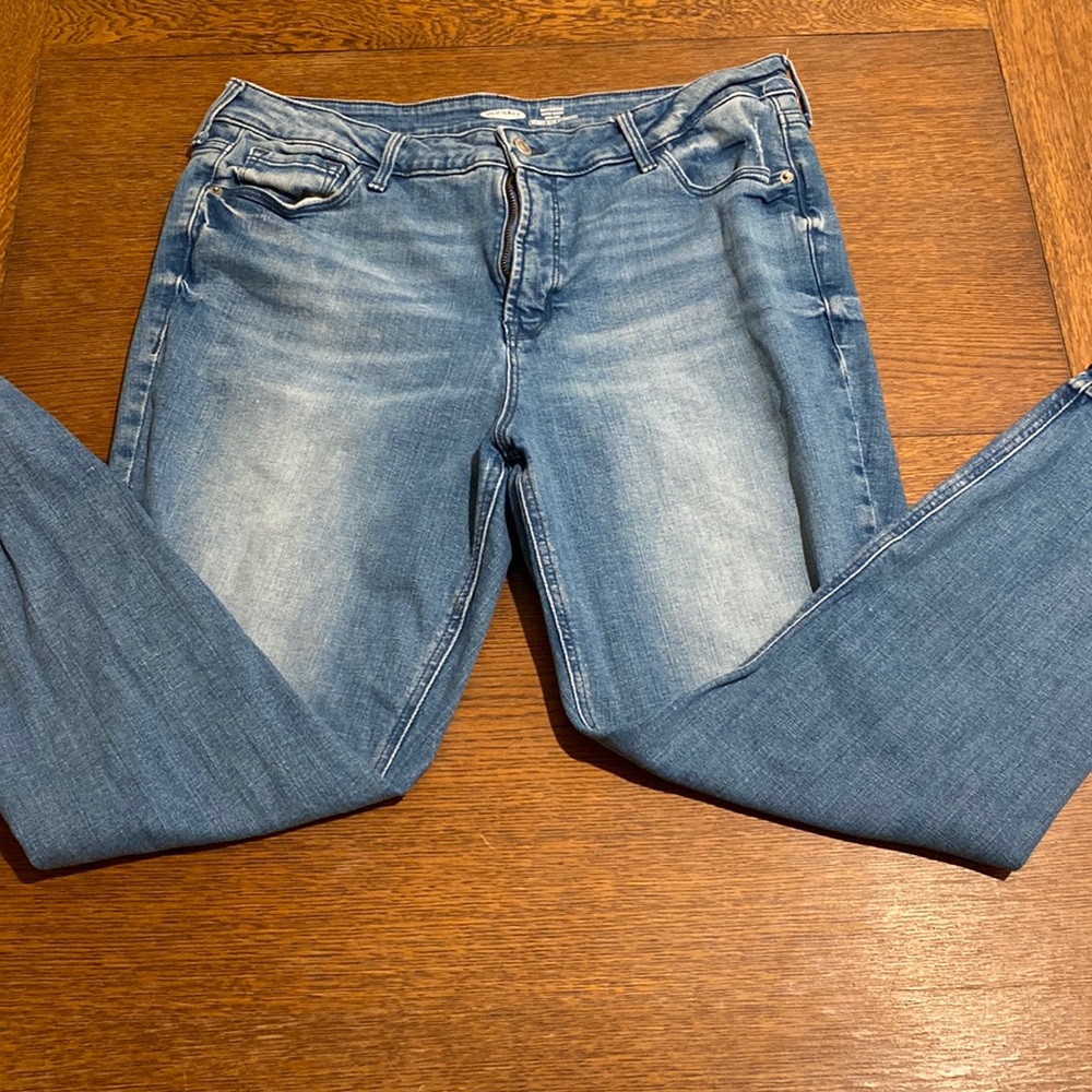 Old Navy distressed women’s skinny jeans